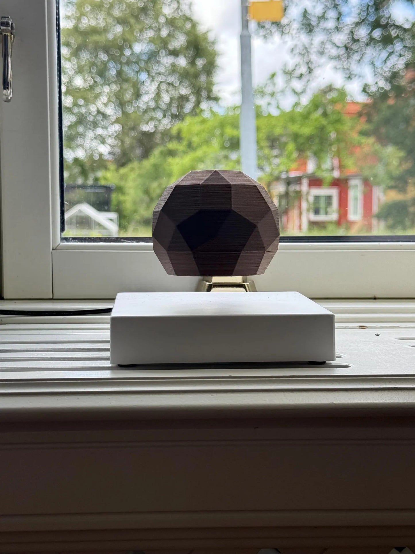 Geode - Including wired magnetic levitating device