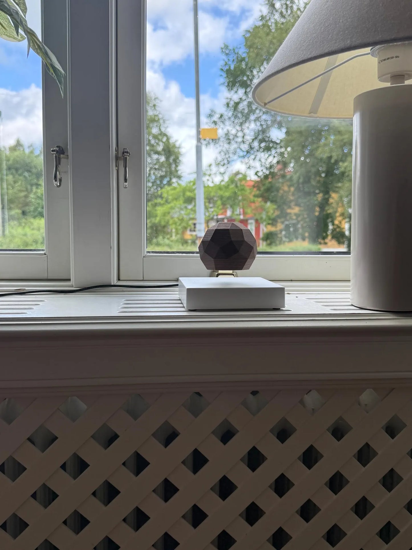 Geode - Including wired magnetic levitating device