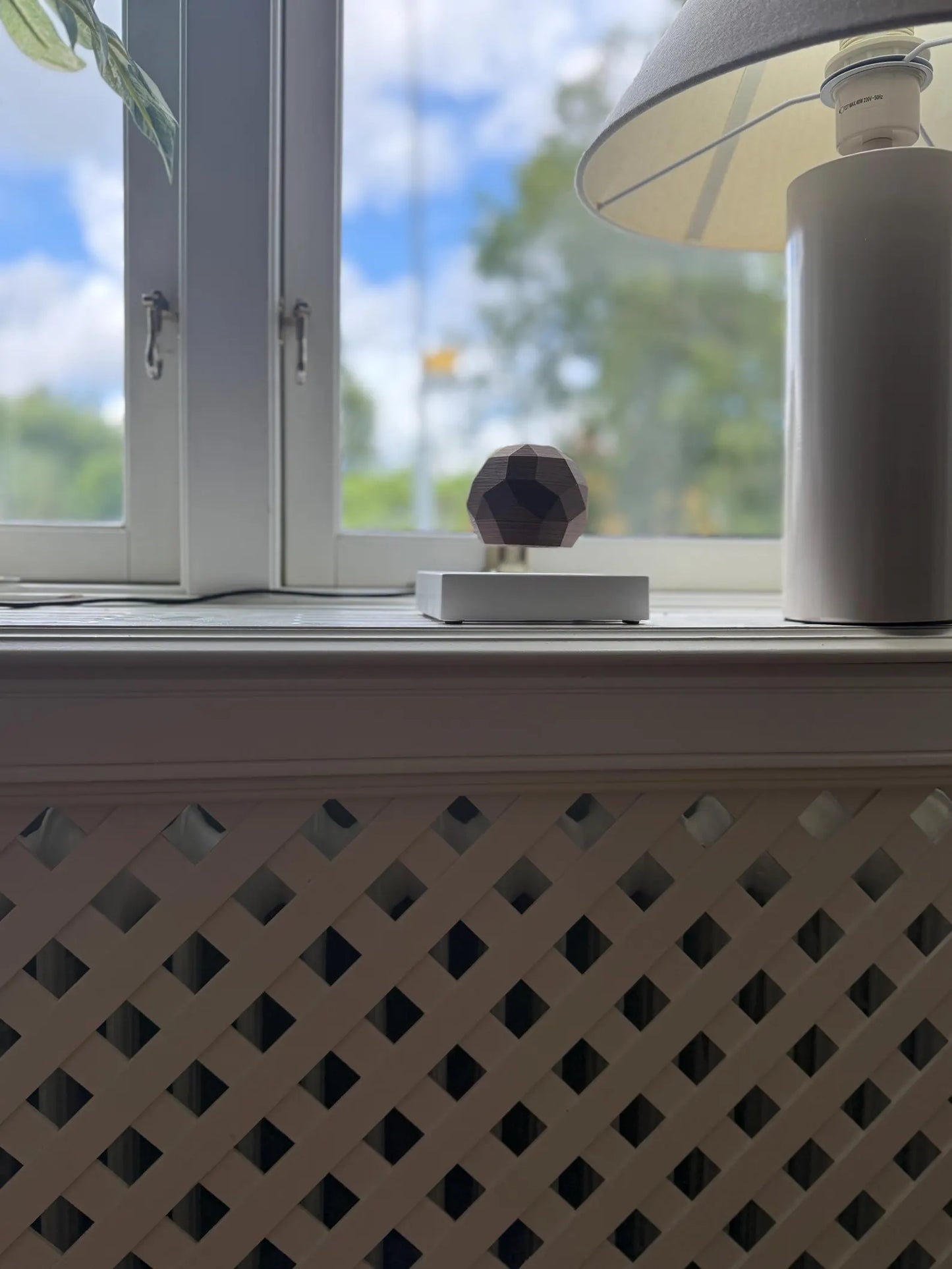 Geode - Including wired magnetic levitating device