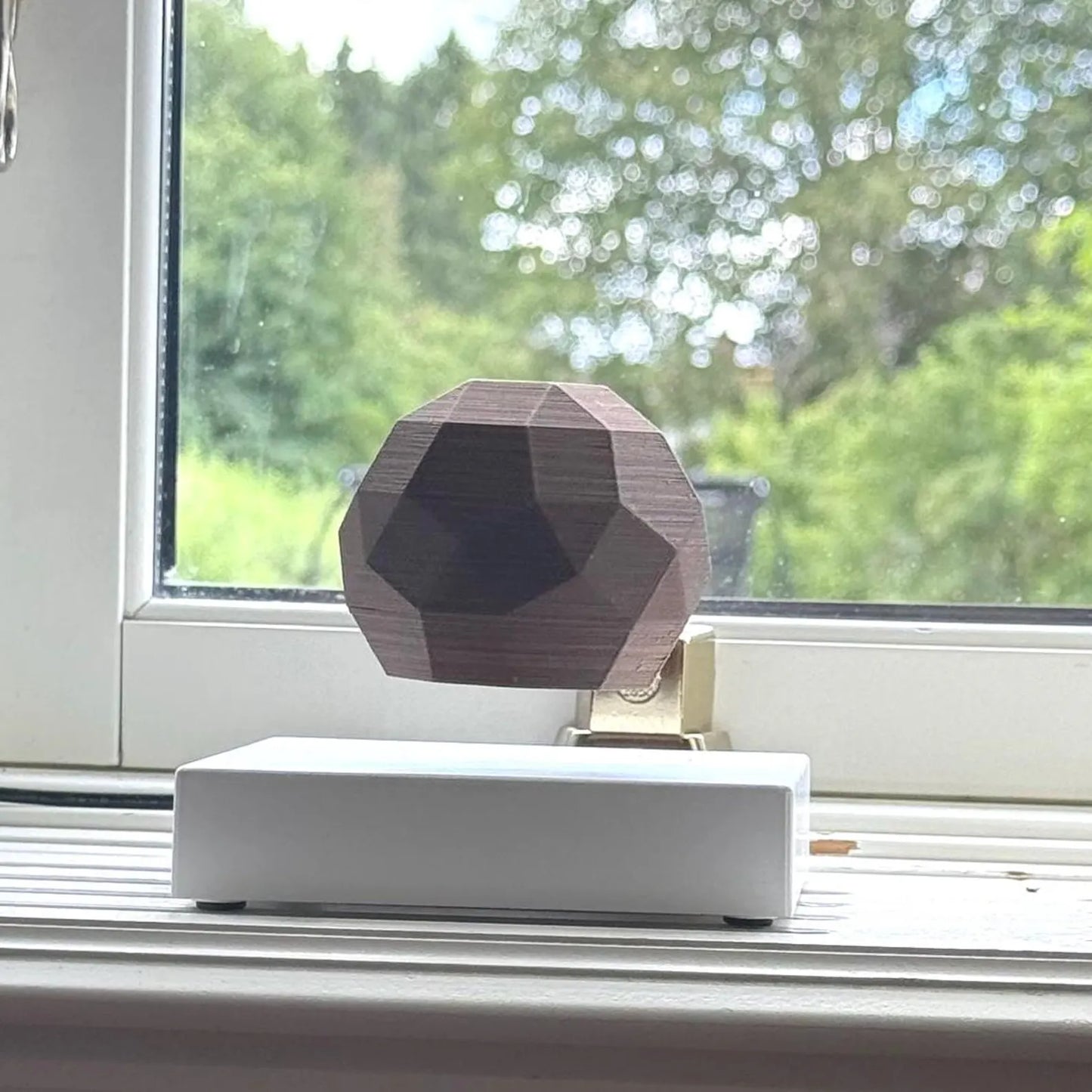 Geode - Including wired magnetic levitating device